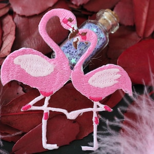 Écusson thermocollant brodé flamant rose : appliqué bords brûlés