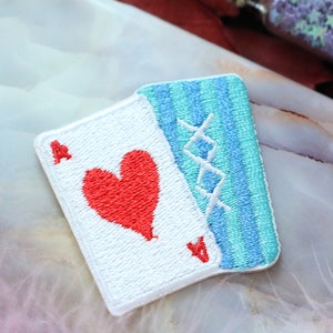 Geborduurde patch Ace Of Hearts speelkaart, geborduurd, rand burn-out, appliqué, zelfklevend