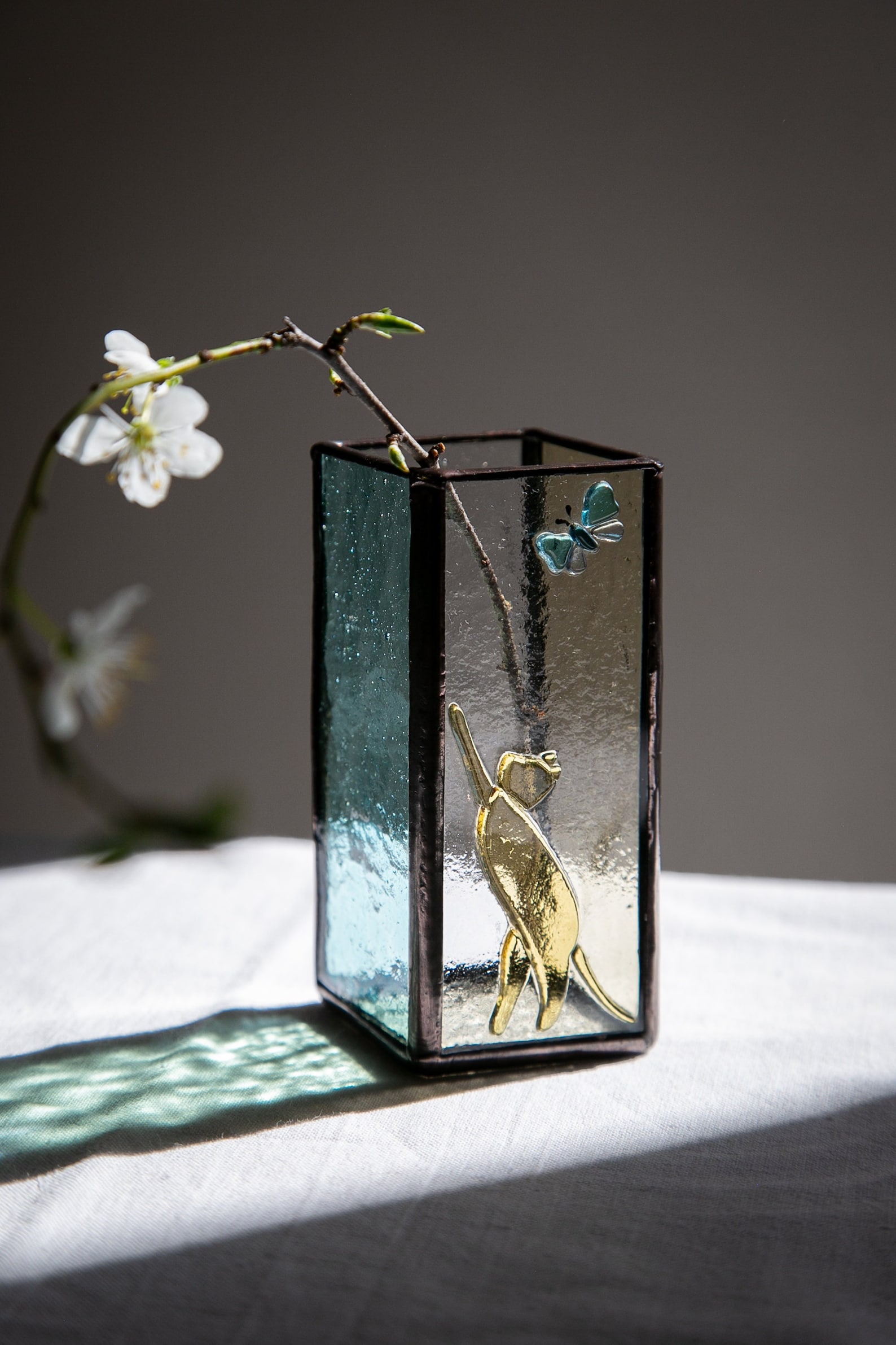 Vaso de vidro fundido para gato e borboleta