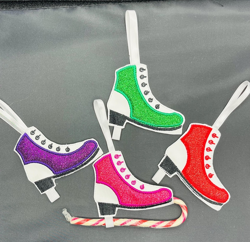 Eiskunstlaufverzierung, fügen Sie Ihre Club-Initialen hinzu, Candycane-Halter, Eiskunstlaufverzierung, Trainergeschenk, Eiskunstlauf-Teamgeschenke, Skateverzierung Bild 2