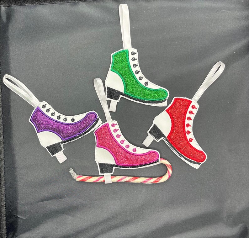 Eiskunstlaufverzierung, fügen Sie Ihre Club-Initialen hinzu, Candycane-Halter, Eiskunstlaufverzierung, Trainergeschenk, Eiskunstlauf-Teamgeschenke, Skateverzierung Bild 12