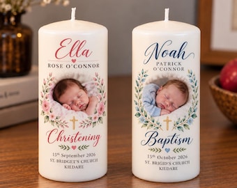 Może przedstawiać: Dwie białe cylindryczne świece z personalizowanym tekstem i zdjęciami niemowląt. Lewa świeca zawiera imię Ella Rose O'Connor, słowo Christening oraz datę 15 września 2026 r. Prawa świeca przedstawia Noah Patrick O'Connor, słowo Baptism oraz datę 15 października 2026 r., obie z kwiatowymi wieńcami i złotymi krzyżykami.