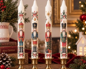 Puede incluir: Cuatro velas cónicas blancas, cada una con una ilustración única de un cascanueces con uniformes rojos, azules y verdes. Las velas están decoradas con acebo, lazos y estrellas, y cada una está colocada en un candelabro de latón pulido.