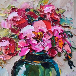 Puede incluir: Pintura al &oacute;leo en impasto de un ramo de peon&iacute;as rosas y rojas en un jarr&oacute;n verde oscuro. Las pinceladas gruesas crean un efecto texturizado, con reflejos amarillos y verdes. El jarr&oacute;n tiene un borde azul.