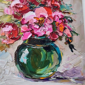 Puede incluir: Pintura al &oacute;leo al impasto de un ramo de peon&iacute;as rosas y rojas en un jarr&oacute;n verde oscuro. El jarr&oacute;n es redondo con una base ancha. El fondo es de color beige neutro, con pinceladas visibles.