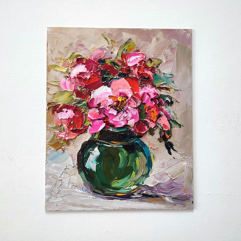 Puede incluir: Pintura al &oacute;leo de un ramo de peon&iacute;as rosas y rojas en un jarr&oacute;n de cristal verde. Las flores est&aacute;n pintadas con pinceladas gruesas, creando un efecto texturizado. El fondo es de color beige neutro.