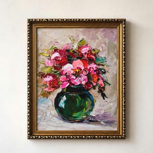 Puede incluir: Pintura al &oacute;leo de un ramo de flores rosas y rojas en un jarr&oacute;n verde oscuro. La pintura est&aacute; en un marco dorado adornado. El fondo es de color neutro.