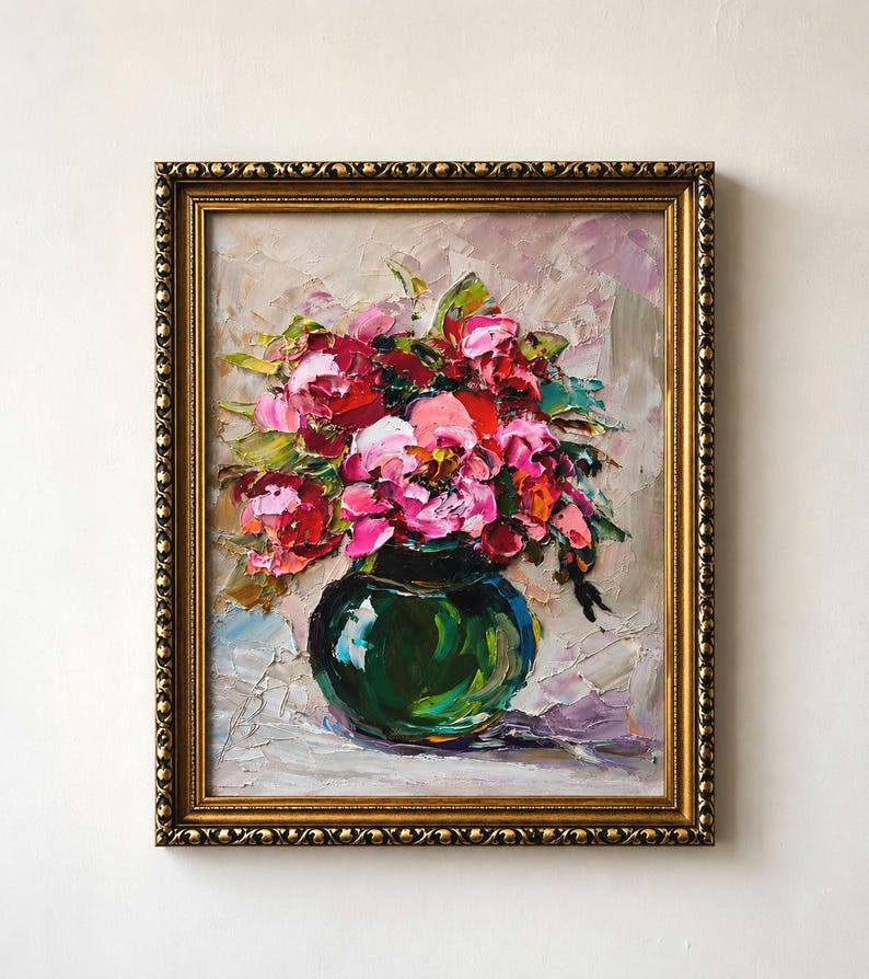 Puede incluir: Pintura al &oacute;leo de un ramo de flores rosas y rojas en un jarr&oacute;n verde oscuro. La pintura est&aacute; en un marco dorado adornado. El fondo es de color neutro.