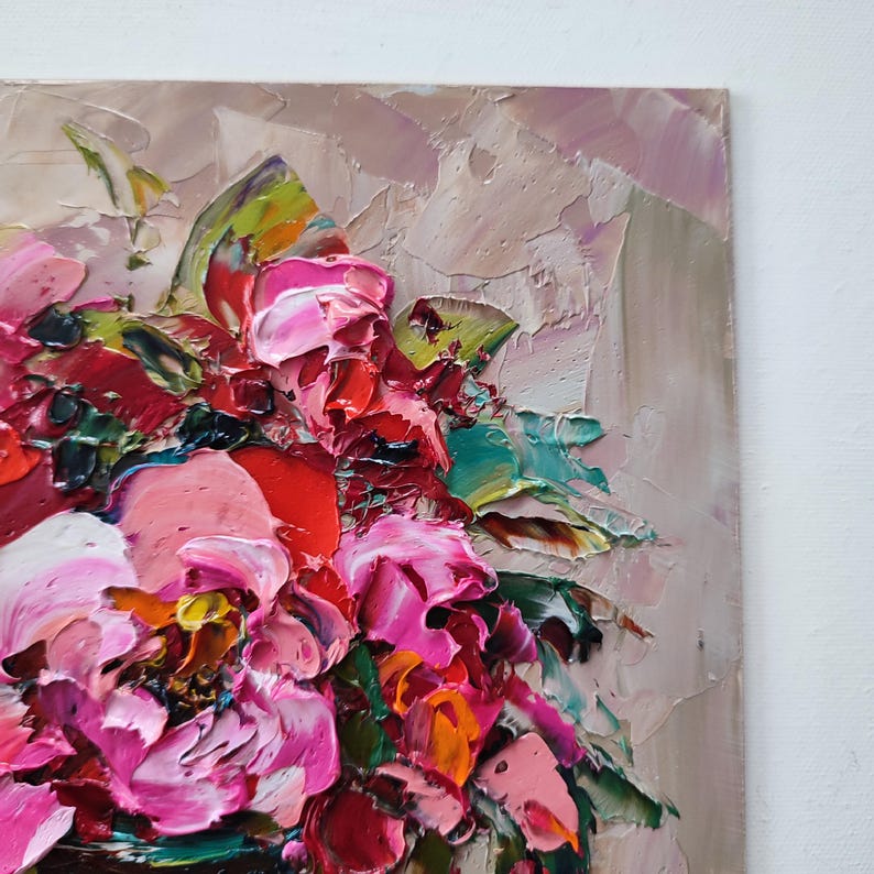 Puede incluir: Primer plano de una pintura al &oacute;leo que presenta un ramo de flores. Las flores est&aacute;n pintadas con pinceladas gruesas en tonos rosa, rojo y naranja, con acentos verdes y amarillos. El fondo es beige texturizado.