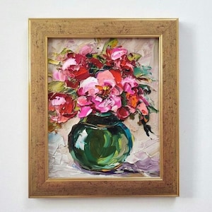 Puede incluir: Pintura al &oacute;leo de un ramo de flores rosas y rojas en un jarr&oacute;n verde, sobre un fondo texturizado. La obra est&aacute; enmarcada en un marco de madera dorado, agregando un toque de elegancia al arreglo floral.