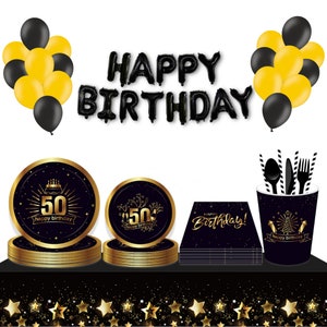 Può includere: Articoli per feste di compleanno di 50 anni in nero e oro. Il set include palloncini, piatti, tovaglioli, bicchieri e posate. I piatti e i tovaglioli presentano un 50 dorato con una torta e fuochi d'artificio. I bicchieri hanno un 50 dorato con un cappello da festa e fuochi d'artificio. I tovaglioli hanno il testo "Buon compleanno!" in lettere dorate. I palloncini sono neri e dorati.