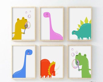 Op de afbeelding: Zes ingelijste prints met kleurrijke dinosaurus illustraties. De dinosaurussen blazen zeepbellen, staan ​​en lopen. De prints zijn perfect voor een kinderkamer of een kinderkamer.