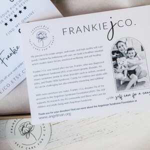 K&ouml;nnte beinhalten: Eine wei&szlig;e Karte mit schwarzem Text und einem Schwarzwei&szlig;foto. Der Text lautet "Frankie J Co. Meine Leidenschaft ist es, einzigartige, gut gemachte und hochwertige Produkte f&uuml;r die Selbstpflege zu kreieren. Ich glaube, dass wir durch die Annahme von Selbstpflege einen ges&uuml;nderen Geist schaffen, der Raum f&uuml;r Freude, emotionales Wohlbefinden und sanfte Heilung schafft. Frankie J Co wurde nach meinem Sohn Frankie benannt, der mit dem Angelman-Syndrom (AS) diagnostiziert wurde, einer seltenen neurogenetischen Erkrankung. AS teilt Symptome mit anderen Erkrankungen wie Autismus, Zerebralparese und Prader-Willi-Syndrom. Die Betreuung von Kindern und Erwachsenen mit AS kann eine Herausforderung sein, aber auch &auml;u&szlig;erst lohnend und erf&uuml;llend. Mit jedem Kauf, den Sie t&auml;tigen, spendet Frankie J Co. 5 % des Erl&ouml;ses an die Angelman Syndrome Foundation (ASF). Die ASF unterst&uuml;tzt die AS-Forschung, die AS-Gemeinschaft und diejenigen, die sich um Kinder und Erwachsene k&uuml;mmern, die mit dem Angelman-Syndrom leben. Vielen Dank f&uuml;r Ihre Spende! Erfahren Sie mehr &uuml;ber die Angelman Syndrome Foundation unter www.angelman.org. Selbstpflege f&uuml;r einen guten Zweck."