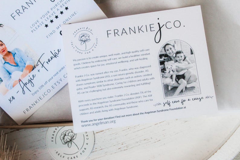 K&ouml;nnte beinhalten: Eine wei&szlig;e Karte mit schwarzem Text und einem Schwarzwei&szlig;foto. Der Text lautet "Frankie J Co. Meine Leidenschaft ist es, einzigartige, gut gemachte und hochwertige Produkte f&uuml;r die Selbstpflege zu kreieren. Ich glaube, dass wir durch die Annahme von Selbstpflege einen ges&uuml;nderen Geist schaffen, der Raum f&uuml;r Freude, emotionales Wohlbefinden und sanfte Heilung schafft. Frankie J Co wurde nach meinem Sohn Frankie benannt, der mit dem Angelman-Syndrom (AS) diagnostiziert wurde, einer seltenen neurogenetischen Erkrankung. AS teilt Symptome mit anderen Erkrankungen wie Autismus, Zerebralparese und Prader-Willi-Syndrom. Die Betreuung von Kindern und Erwachsenen mit AS kann eine Herausforderung sein, aber auch &auml;u&szlig;erst lohnend und erf&uuml;llend. Mit jedem Kauf, den Sie t&auml;tigen, spendet Frankie J Co. 5 % des Erl&ouml;ses an die Angelman Syndrome Foundation (ASF). Die ASF unterst&uuml;tzt die AS-Forschung, die AS-Gemeinschaft und diejenigen, die sich um Kinder und Erwachsene k&uuml;mmern, die mit dem Angelman-Syndrom leben. Vielen Dank f&uuml;r Ihre Spende! Erfahren Sie mehr &uuml;ber die Angelman Syndrome Foundation unter www.angelman.org. Selbstpflege f&uuml;r einen guten Zweck."