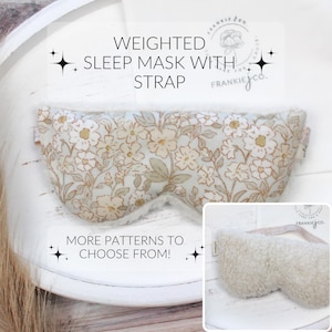 Puede incluir: Una m&aacute;scara para dormir con peso y correa, con estampado floral. La m&aacute;scara presenta un fondo azul claro con un patr&oacute;n de flores blancas y beige. El texto "WEIGHTED SLEEP MASK WITH STRAP" es visible. Tambi&eacute;n se incluye una imagen m&aacute;s peque&ntilde;a de una m&aacute;scara similar.