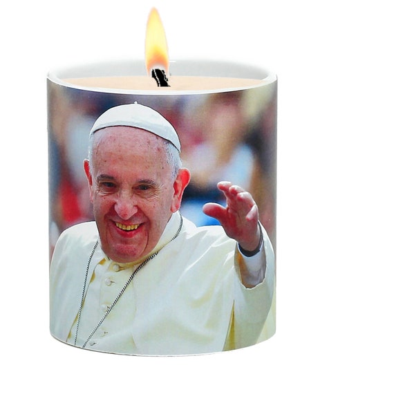 SUBLIM-ART Praying Candle depicting Pope Francis (11 Oz)