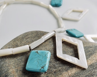 Collar de la cáscara turquesa y blanca, estilo de la playa de la cáscara natural, gargantilla de la cáscara de la vaca hecha a mano para las mujeres