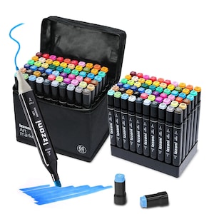 Op de afbeelding: Een set van 60 Izzoni kunstmarkers in een zwarte etui, inclusief een zwarte marker met dubbele punten, een blauw inktstaal en twee losse doppen. De markers zijn in een raster geplaatst, waarbij elke dop is voorzien van een kleurcode en nummer.