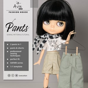 Könnte beinhalten: Ein Nähmuster und eine Anleitung zum Nähen von zwei Hosen für eine Puppe. Das Muster enthält Anweisungen zum Nähen von Shorts und langen Hosen. Die Puppe trägt ein weißes Shirt mit Leopardenmuster und einen schwarz-weißen Schal. Die Hosen sind grün und beige.
