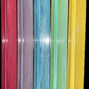 K&ouml;nnte beinhalten: Eine Sammlung farbenfroher Schrankgriffe im Vintage-Stil. Die Griffe sind in den Farbt&ouml;nen Rot, Lila, Blau, Gr&uuml;n und Gelb gehalten. Jeder Griff hat einen rechteckigen K&ouml;rper mit einer dekorativen Metalloberseite. Die Griffe sind wahrscheinlich aus einem haltbaren Kunststoffmaterial.