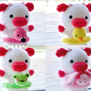 Può includere: Quattro peluche di mucca bianca all'uncinetto con nasi rossi e diversi amici animali all'uncinetto colorati. Ogni mucca indossa una camera d'aria all'uncinetto con un diverso amico animale all'interno. Gli animali sono un fenicottero, un pulcino, una rana e un coniglio.