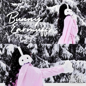 Puede incluir: Orejeras blancas con forma de conejito, con un suéter rosa y guantes blancos. El texto "Bunny Earmuffs" está escrito en cursiva. El fondo es un bosque nevado. El texto "CROCHET PATTERN" es visible.