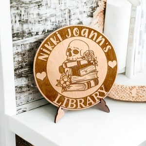 Letrero de biblioteca con nombre, letrero de estantería personalizado, grabado a láser, decoración literaria en madera dura de abedul con soporte, regalo para amantes de los libros, regalo para lectores