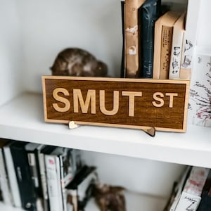 Biblioteca Street Sign Bookshelf Sign Decoración de libro grabada con láser personalizada en madera dura de abedul con soporte, regalo para amantes de los libros, regalo para lectores