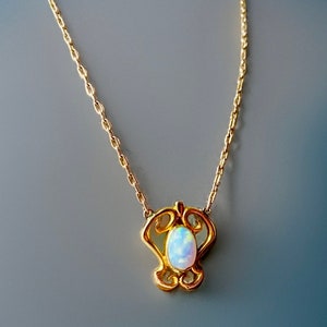 L'avarie Pendant on chain: Art Nouveau elegance in 9-carat gold