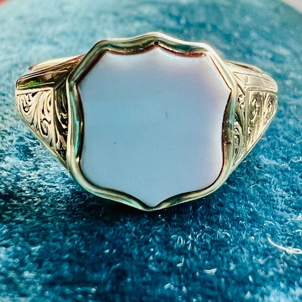 Victorian Elegance: Antique signet Chevalier ring featuring layered agate in 9ct gold, UK size P 1/2 US8