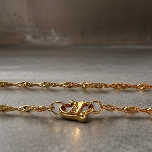 Chic 22ct gold link chain necklace: 45cm long with hook clasp, weighing 2.4 grams