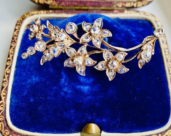 Splendida spilla spray con fiori di diamanti in stile Art Nouveau francese in argento e oro racchiusa in una scatola d'epoca lavorata in oro