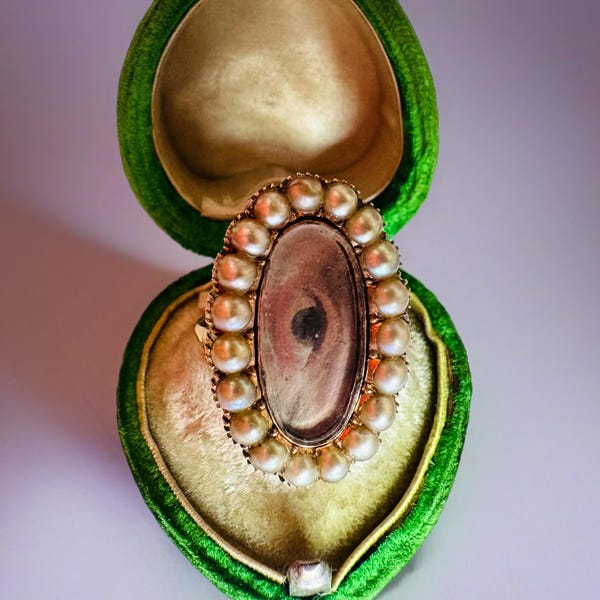 Pierścień z medalionem w kształcie oka kochanka z epoki gruzińskiej, 1815 r. — ręcznie malowana miniatura oka i perły naturalne, konwersja broszki, złoto 9-karatowe, rozmiar amerykański 7 1/2, Wielka Brytania P