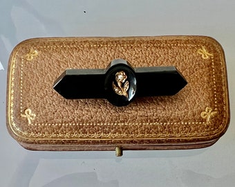 Antiguo broche de luto victoriano Whitby Jet con pensamientos de oro de perlas finas alrededor de la década de 1880