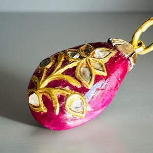 Colgante antiguo mogol Kundan de rubí y diamantes / Rubí de 33 quilates / Baño de oro de 18 quilates / Diamantes talla rosa / 6,8 g / Colgante en forma de pera