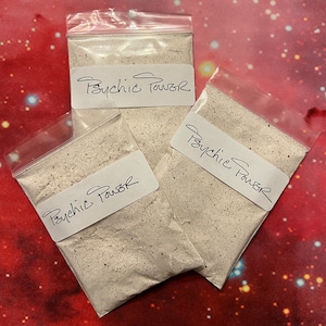 Może przedstawiać: Trzy małe białe plastikowe torebki z białym proszkiem w środku. Każda torebka ma ręcznie napisaną etykietę z napisem "Psychic Powder".