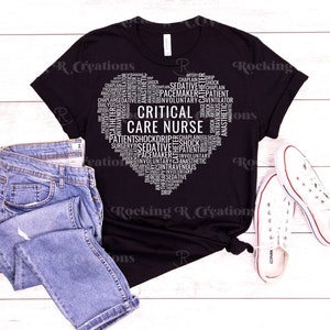 Op de afbeelding: Zwart T-shirt met een wit hartvormig ontwerp met de woorden "Critical Care Nurse" omringd door medische termen.
