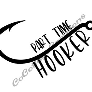 Pode incluir: Design gráfico preto e branco de um anzol de pesca com o texto "Part Time Hooker" escrito ao redor.