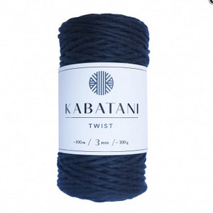 Może przedstawiać: Szpula ciemnoniebieskiego sznurka bawełnianego z etykietą "Kabatani Twist -100m / 3mm / -300g"