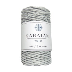 Może przedstawiać: Rolka szarego sznurka bawełnianego z etykietą "Kabatani Twist - 100m / 3mm / 300g".