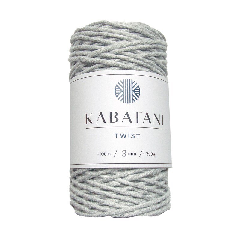 Może przedstawiać: Rolka szarego sznurka bawełnianego z etykietą "Kabatani Twist - 100m / 3mm / 300g".