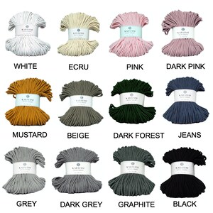 Könnte beinhalten: Sortiment von 12 Baumwollseilfarben, darunter Weiß, Ecru, Rosa, Dunkelrosa, Senf, Beige, Dunkelwald, Jeans, Grau, Dunkelgrau, Graphit und Schwarz. Jede Farbe wird in einer separaten Baumwollseilkugel angezeigt.