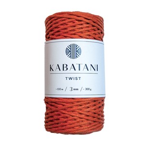 Może przedstawiać: Rolka pomarańczowego sznurka bawełnianego z etykietą "Kabatani Twist - 100m / 3 mm / 300g".