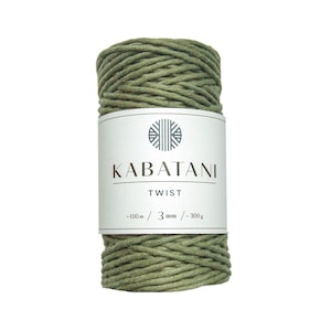 Może przedstawiać: Szpula zielonego sznurka bawełnianego z etykietą "Kabatani Twist - 100m / 3 mm / 300g"