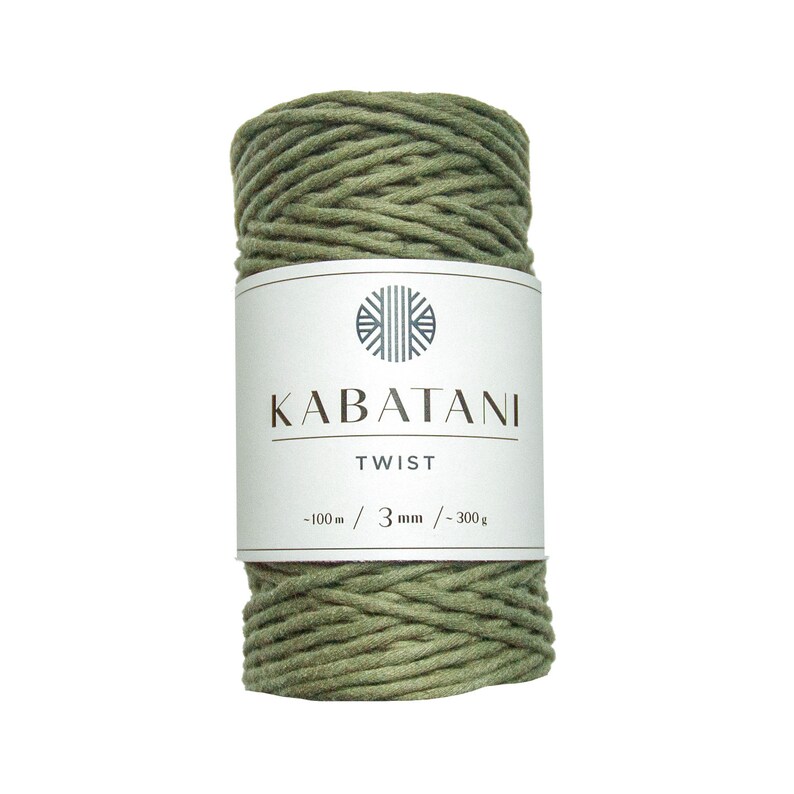 Może przedstawiać: Szpula zielonego sznurka bawełnianego z etykietą "Kabatani Twist - 100m / 3 mm / 300g"