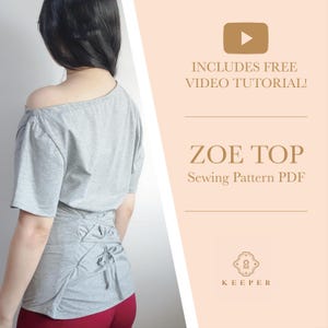 Puede incluir: Top gris con hombros descubiertos con la espalda fruncida y detalle de lazo. La imagen incluye el texto "ZOE TOP Sewing Pattern PDF" y "INCLUDES FREE VIDEO TUTORIAL!"