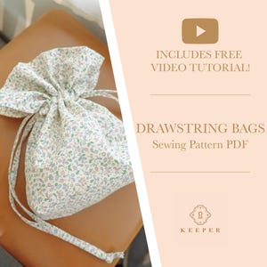 Puede incluir: Una bolsa de cordón blanco con estampado floral. La bolsa está sentada sobre una superficie marrón. La imagen incluye el texto "INCLUDES FREE VIDEO TUTORIAL!" y "DRAWSTRING BAGS Sewing Pattern PDF".