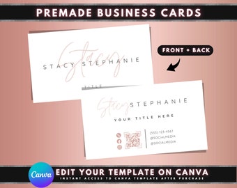 Op de afbeelding: Een wit visitekaartje sjabloon met een roze schrijflettertype dat "Stacy Stephanie" en "Uw titel hier" zegt. De voorkant van de kaart heeft een titelregel en de achterkant bevat contactgegevens, een QR-code en social media-handvatten.