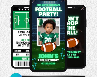 Può includere: Tre smartphone che mostrano un invito a una festa di compleanno a tema calcio. Il telefono centrale mostra un bambino con una maglia verde, un pallone da football e la scritta "2° compleanno di John". Altri telefoni mostrano un campo da calcio e un biglietto.