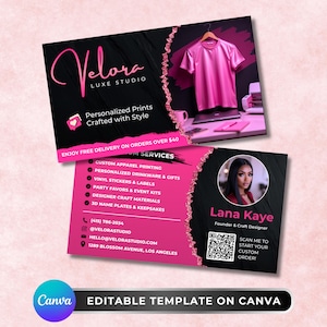 Puede incluir: Diseño de tarjeta de visita en negro y rosa. La tarjeta presenta el logotipo "Velora Luxe Studio", una camiseta rosa en una percha y una foto de Lana Kaye. El texto incluye los servicios ofrecidos y la información de contacto.